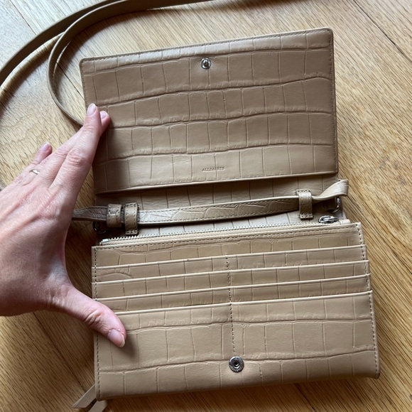 Elegant Tan Crocodile-Embossed Women's Bag - Picture 4 of 4